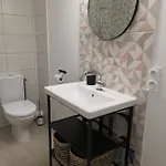 Apartment Cosy Vue A 50 M De La - Refait A Neuf Et Climatise Le Pradet