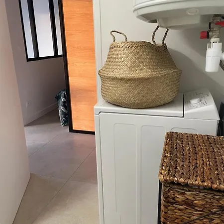 Cosy Vue A 50 M De La - Refait A Neuf Et Climatise *